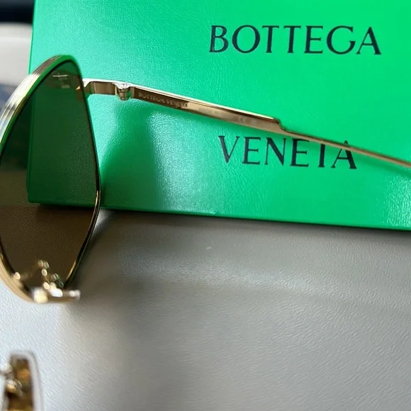 BOTTEGA VÉNETA Gold aviator style sunglasses - Picture 4 of 9